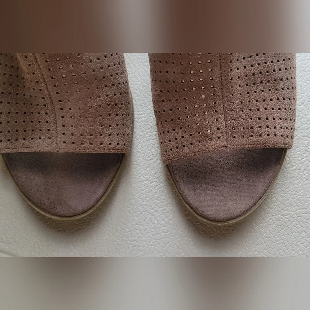 Franco Sarto Harlet 2 Suede Perforated Block Peep Toe Sandals Wms 8M - Picture 9 of 11